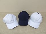 trois casquettes de baseball sont alignées sur une surface beige