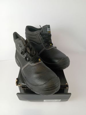 une paire de chaussures qui se trouve sur le dessus d'une boîte