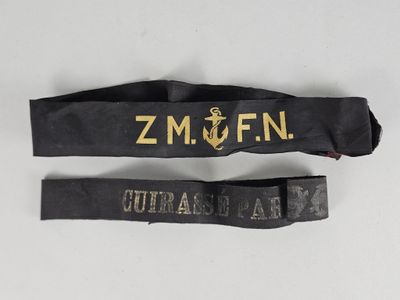 une image représentant une paire de lanières noires ornées de lettres dorées
