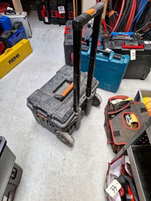 un tas d'outils posés par terre dans un garage