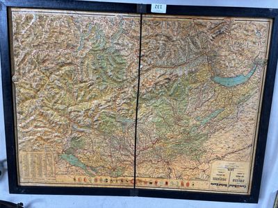 deux cartes encadrées représentant une chaîne de montagnes et un fleuve, dans un cadre noir