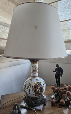 une lampe posée sur une table devant une fenêtre