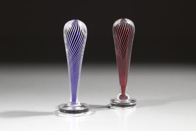 deux vases posés sur une table
