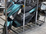 un scooter posé sur un support dans un garage
