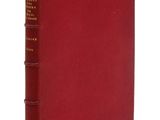 un livre rouge avec des bordures dorées et une couverture rouge