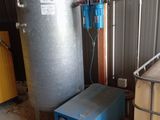un chauffe-eau situé à côté d'un réservoir