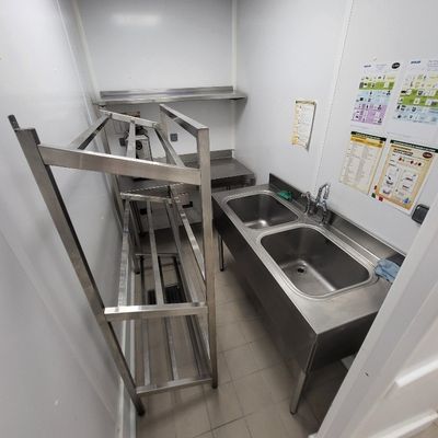 un évier en inox dans une petite cuisine