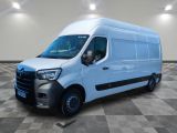 la camionnette blanche est garée sur un sol carrelé en damier