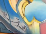 une image d'un tableau sur le mur d'un bâtiment