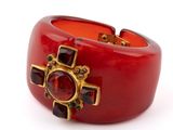 bracelet rouge et doré orné d'une croix et de pierres