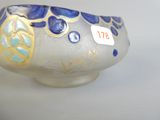 un vase blanc orné de motifs bleus et dorés