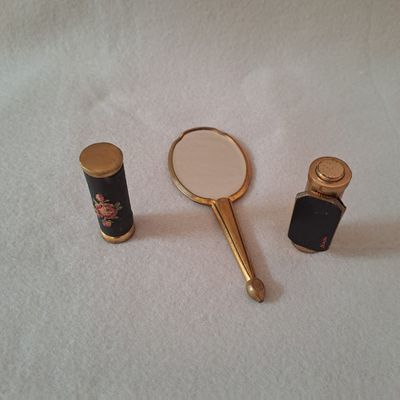 une loupe et un petit miroir posés sur une table