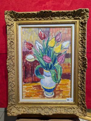 un tableau représentant un vase rempli de tulipes posé sur une table