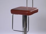 un tabouret rouge avec un piètement en métal et une assise rouge