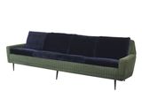 un canapé vert et bleu avec des coussins noirs sur fond blanc