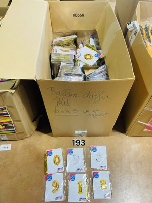 Plusieurs cartons de courrier sont posés par terre dans une pièce