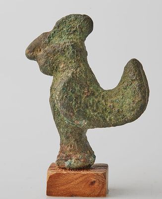 une image représentant une statue d'oiseau posée sur un socle en bois