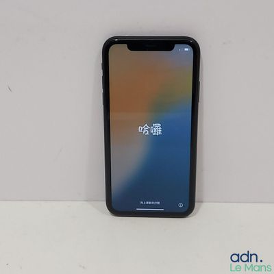 Un iPhone est posé sur une table avec un fond blanc.