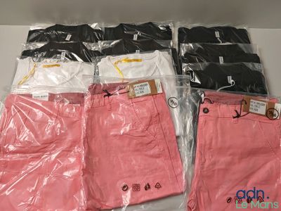 quatre paires de pantalons roses dans des sacs en plastique posés sur une table