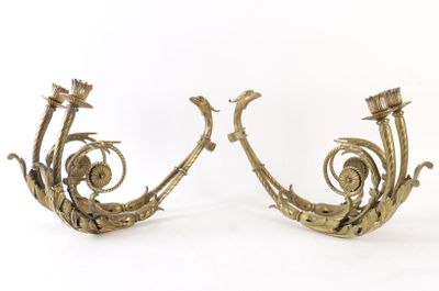 paire de chandeliers anciens en laiton sur fond blanc