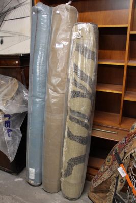 de nombreux types de matelas différents dans un débarras