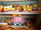 de nombreux camions miniatures posés sur une étagère