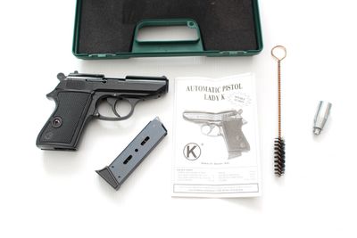 un pistolet, un chargeur et un chargeur posé sur une table