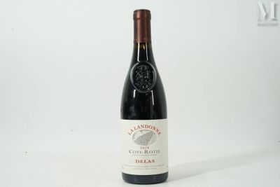 une bouteille de vin posée sur une table