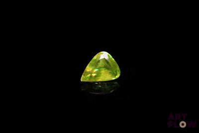 gros plan d'un diamant jaune sur une surface noire