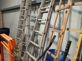 de nombreuses échelles appuyées contre le mur