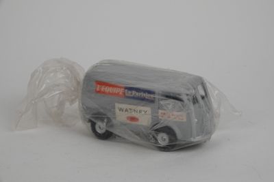 un petit camion jouet emballé dans du plastique