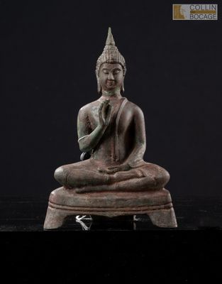 l'image d'une statue représentant une personne assise en position de lotus
