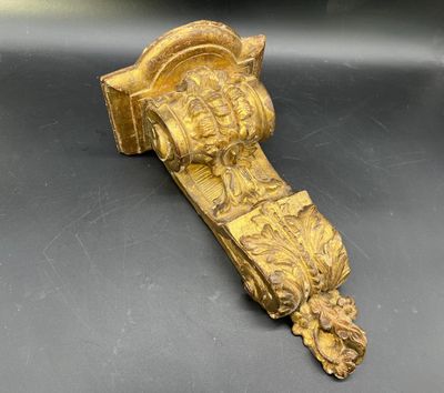 un gros plan d'un objet métallique doré posé sur une surface noire