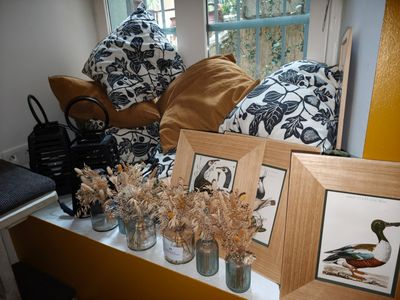 une table sur laquelle sont posées des photos d'oiseaux
