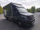 une photo d'une camionnette noire garée sur le bord de la route