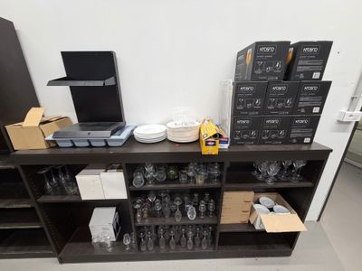 beaucoup de verres à vin vides sur une étagère
