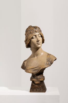 une image représentant le buste d'une femme sur un socle