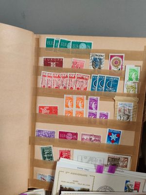 de nombreux cachets différents à l'intérieur d'un livre