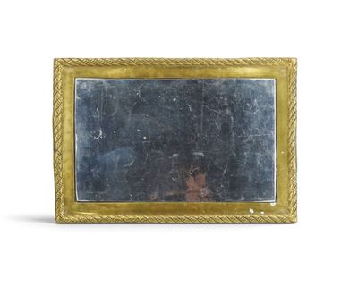 une image d'un miroir encadré d'or sur un fond blanc