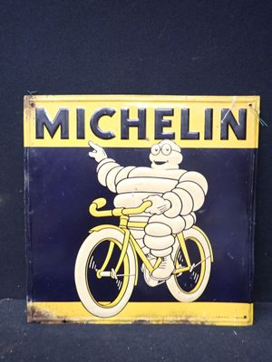 une ancienne enseigne « Michel Michel » est posée sur un fond noir