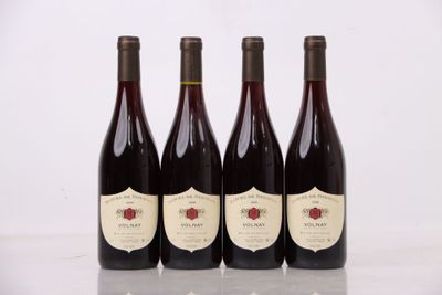 trois bouteilles de vin sont alignées sur une table