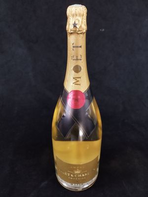 une bouteille de champagne sur fond noir