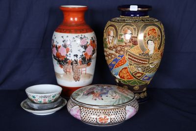 trois vases et un bol posés sur une table