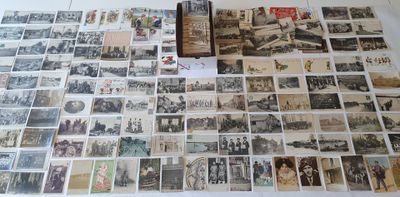 beaucoup de vieilles cartes postales sur la table