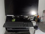 un ordinateur portable posé sur un bureau à côté d'une imprimante