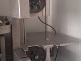 une machine posée sur une table dans une pièce