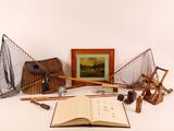 une photo représentant un livre, un filet de pêche, un livre et d'autres objets