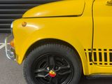 une petite voiture jaune garée sur un parking