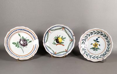 trois assiettes à motifs différents posées sur une table