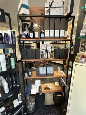 un magasin dont les rayons regorgent d'articles variés